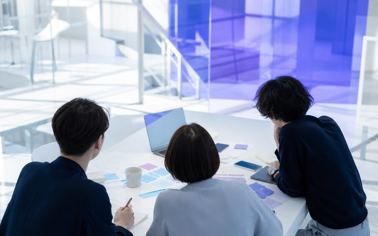 後ろ姿のチームによる事業ミーティング